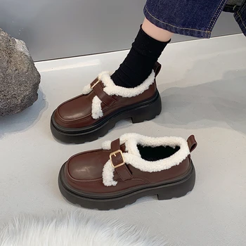  Кожаные сапоги в британском стиле с толстой подошвой для женщин на осень-зиму, новый тип универсальных плюшевых теплых ботинок с пряжкой на ремне, босоножки без застежки 2023